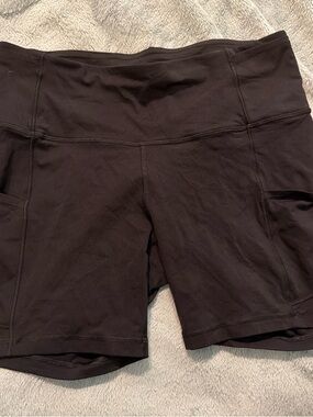 lululemon athletica Black Wunder Train High-Rise shorts with pockets - size 8